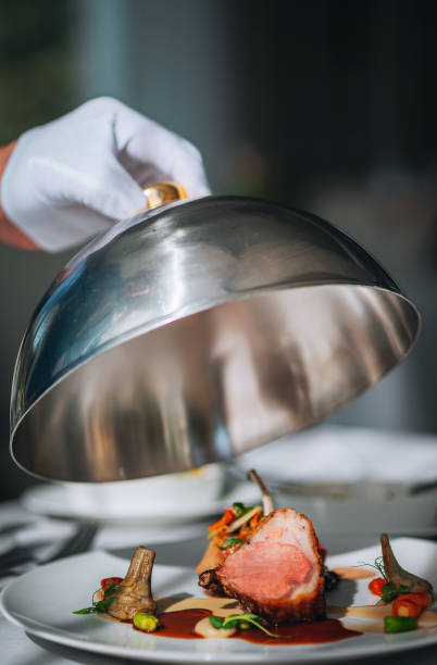 prezentacja potraw - restaurant waiter table wait staff zdjęcia i obrazy z banku zdjęć