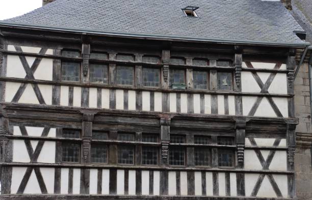 maisons à colombages à quintin - tudor style house timber window photos et images de collection