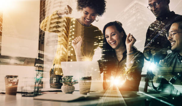 Success, overlay and business people in celebration on laptop for winning, bonus and sales target. Collaboration, city double exposure and happy team winner with profit, b2b deal and networking goals Éxito, superposición y gente de negocios en celebración en la computadora portátil para ganar, bonificar y objetivo de ventas. colaboración, doble exposición de la ciudad y feliz ganador del equipo con ganancias, acuerdos b2b y objetivos de redes