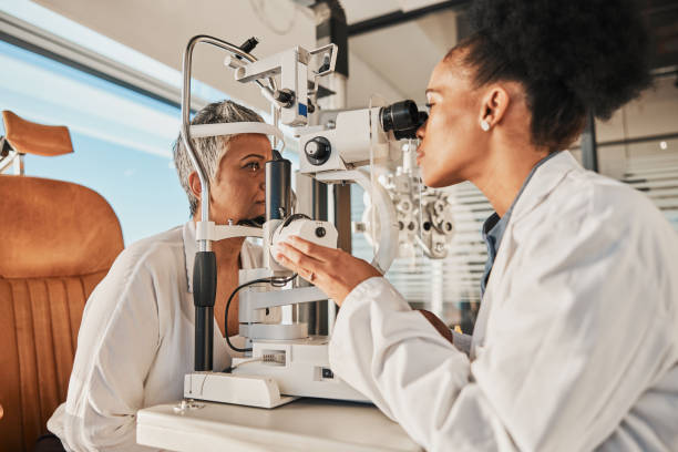 ältere augenuntersuchung, glaukomspezialist und medizinischer augentest älterer frauen bei ärztlicher konsultation. sehkraft, gesundheitsfokus und alte patientin mit beratendem wellness-experten für linsencheck - human eye eyesight optometrist lens stock-fotos und bilder