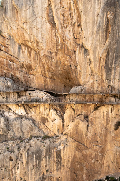 崖の上から吊り下げられたカミニートデルレイの歩道、人がいない - ravine geology danger footpath ストックフォトと画像
