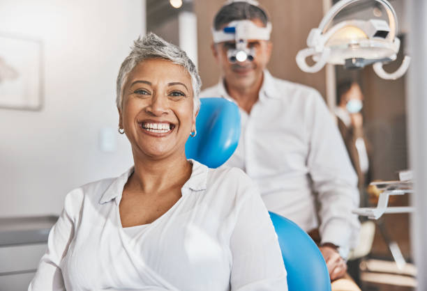 portrait, heureux et dentaire avec une patiente dans un cabinet de médecin pour l’hygiène bucco-dentaire ou la santé. sourire, dents et soins de santé avec une femme âgée assise sur une chaise chez le dentiste pour l’hygiène - equipement dentaire photos et images de collection
