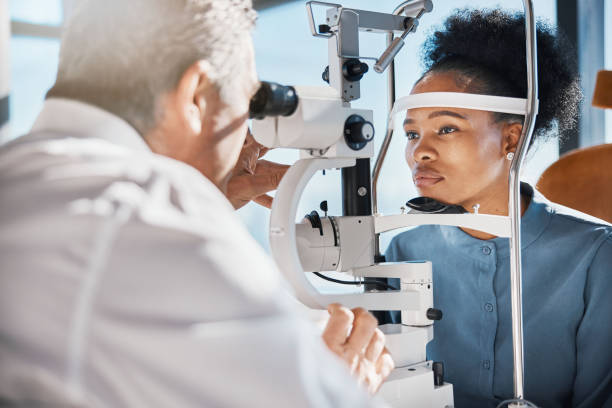 Pomoc, badanie wzroku lub czarna kobieta konsultująca się z lekarzem wzroku u optometrysty lub okulisty. Afrykański klient testujący wzrok z dojrzałym optykiem sprawdzającym tęczówkę, jaskrę lub zdrowie wzroku siatkówki – zdjęcie