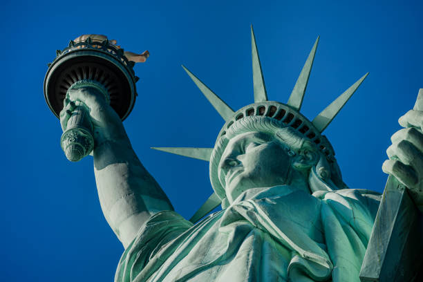 statue de la liberté, nyc, états-unis - statue liberty statue of liberty ellis island photos et images de collection