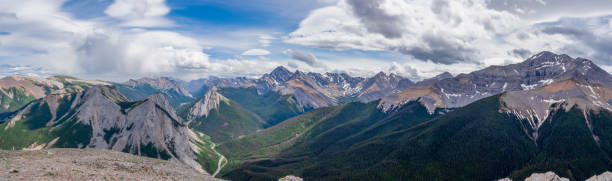 tolles landschaftsfoto, schichten von bergen hoch zum himmel. wunderschöne landschaft mit erstaunlichem panoramablick auf die natur im norden kanadas. reise- und wanderperspektive - schreckhorn stock-fotos und bilder