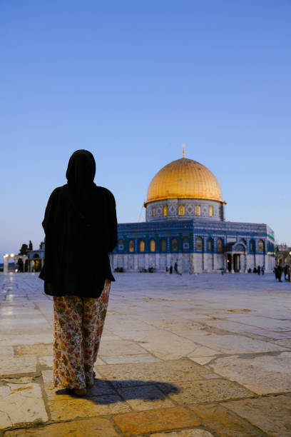 donna musulmana asiatica che prega con la cupola di roccia sullo sfondo - abbigliamento modesto foto e immagini stock