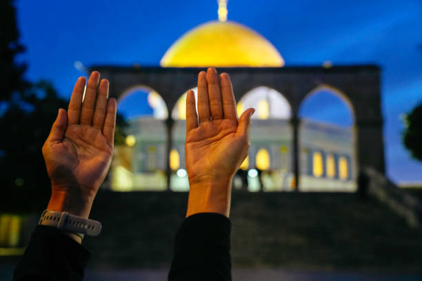 岩のドームを背景に祈るアジアのイスラム教徒の女性 - the dome of the rock ストックフォトと画像