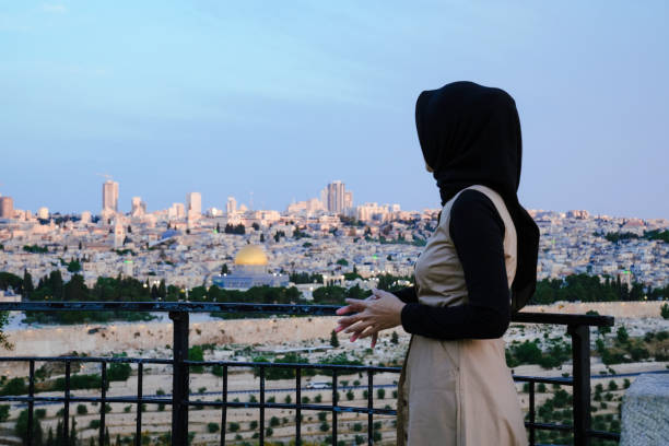 azjatycka muzułmanka stojąca na starym mieście z kopułą na skale o zachodzie słońca z góry oliwnej - jerusalem old town dome of the rock city zdjęcia i obrazy z banku zdjęć