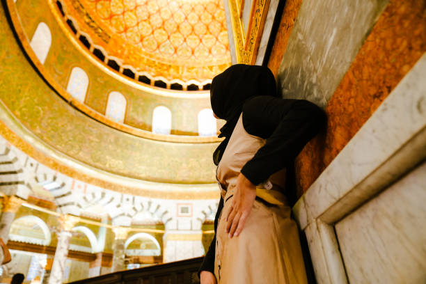 asiatische muslimische frau, die das innere des felsendoms betrachtet - dome of the rock jerusalem israel arch stock-fotos und bilder