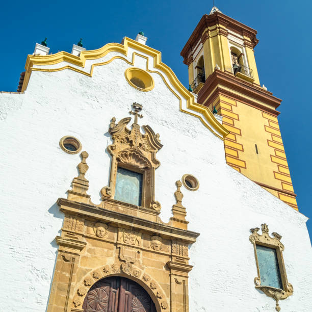 igreja na cidade velha de estepona, sul de espanha - spain tower town square andalusia - fotografias e filmes do acervo