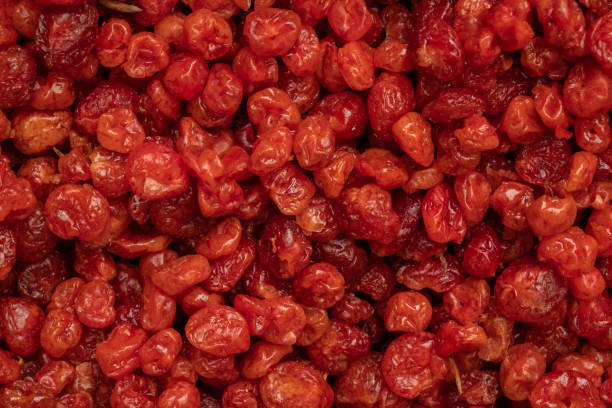 close-up vermelho cereja seca, quadro completo. vista de cima - dried cherries - fotografias e filmes do acervo
