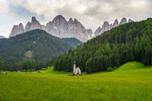 Paesaggio della Val di Funes con lo sfondo del parco naturale Puez Odle