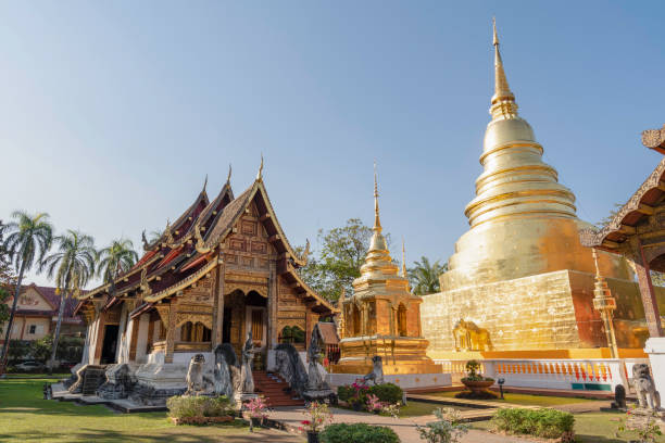 wat phra singh ist ein schöner alter tempel in chiang mai, provinz chiag mai, thailand - wat phra sing stock-fotos und bilder
