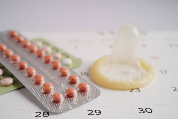 préservatif et pilules contraceptives pour prévenir l’infection, les rapports sexuels protégés et le contrôle des naissances. - contraceptive sex education birth control pill condom photos et images de collection