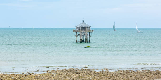 o phare bout du monde, um farol de madeira na pointe des minimes em la rochelle - pointe du bout - fotografias e filmes do acervo