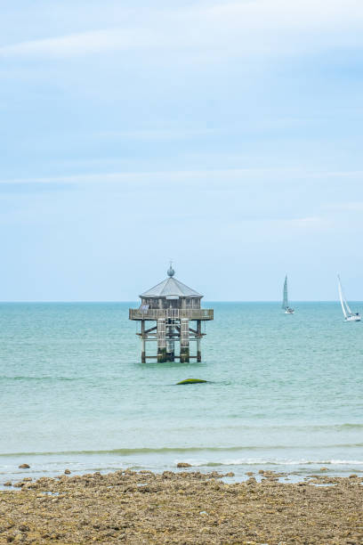 o phare bout du monde, um farol de madeira na pointe des minimes em la rochelle - pointe du bout - fotografias e filmes do acervo