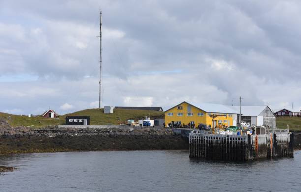 port na wyspie flatey na islandii - flatey zdjęcia i obrazy z banku zdjęć