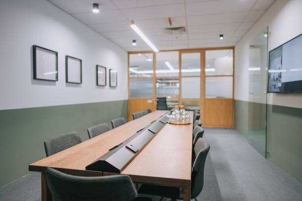 empty conference room with tv set - board room business conference table window imagens e fotografias de stock