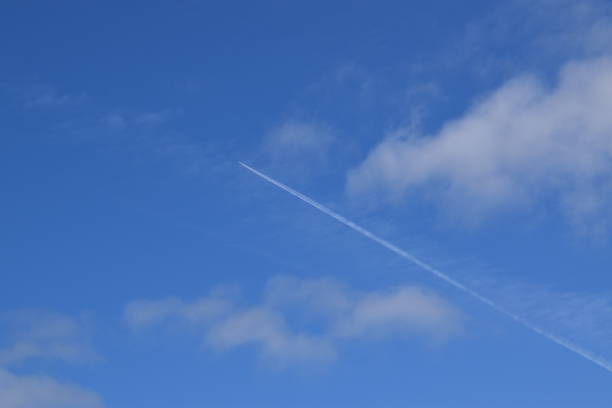 Un ciel bleu Un avion traverse le ciel, Sainte-Apolline, Québec, Canada ciel bleu stock pictures, royalty-free photos & images