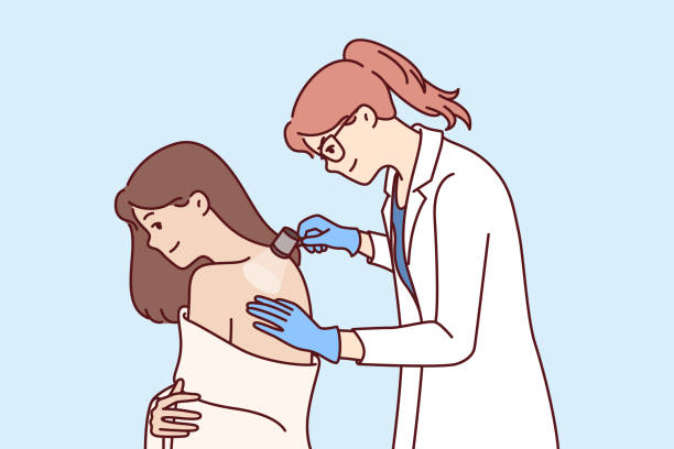 illustrazioni stock, clip art, cartoni animati e icone di tendenza di la donna dermatologa esamina la pelle sulla schiena del paziente per aiutare a sbarazzarsi di eruzioni cutanee o acne - neo