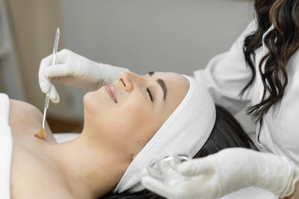 A moment of relaxation and bliss during skin peeling, when a woman enjoys caring for her skin during spa treatments in a beauty clinic. Rest and relaxation during the procedure in the beauty salon. High quality photo un momento de relajación y felicidad durante el peeling de la piel, cuando una mujer disfruta cuidando su piel durante los tratamientos de spa en una clínica de belleza. descanso y relajación durante el procedimiento en el salón de belleza