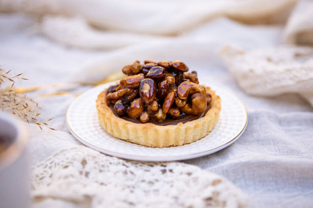 dulce de leche e torta di frutta secca caramellata - confetti foto e immagini stock