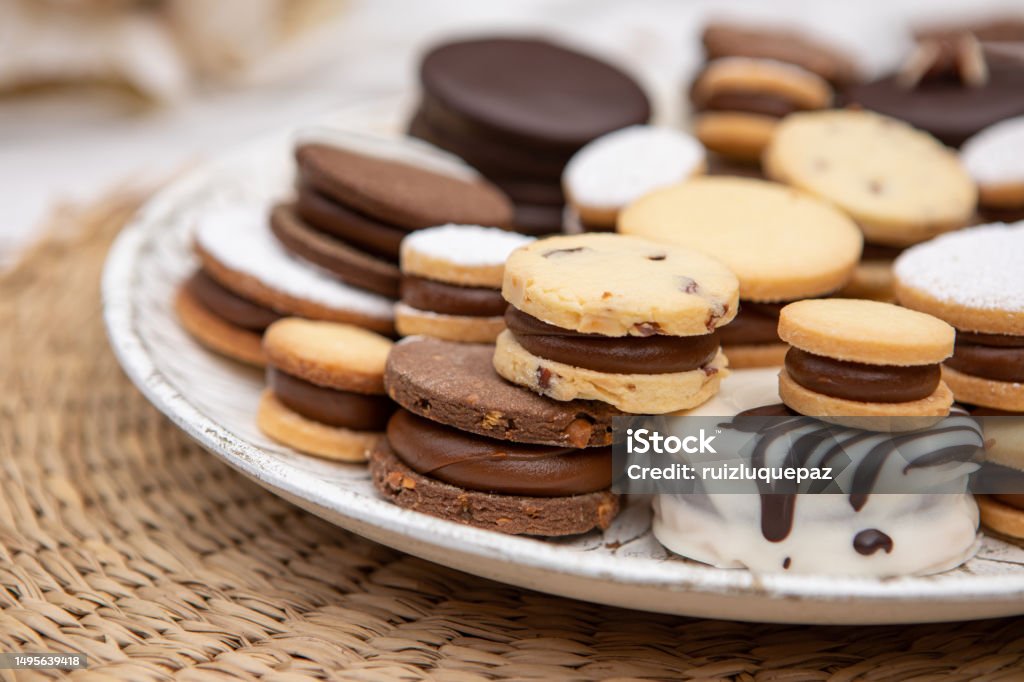 Variety of argentinian dulce de leche alfajores Delicious variety of argentinian dulce de leche alfajores, butter alfajores, chocolate alfajores, alfajores with nuts, hazelnut, almonds, chocolate covered alfajores - Buenos Aires - Argentina Argentina Stock Photo