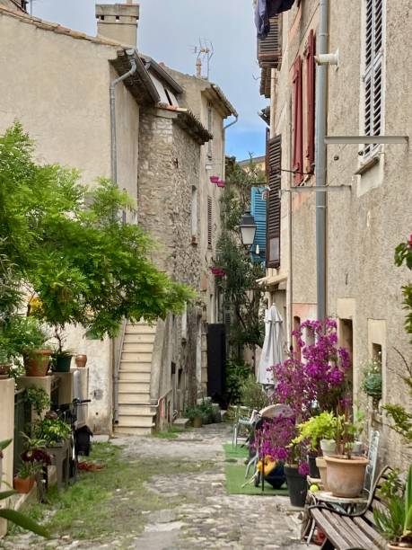 istock France - Alpes Maritimes - Biot village 1495645707
