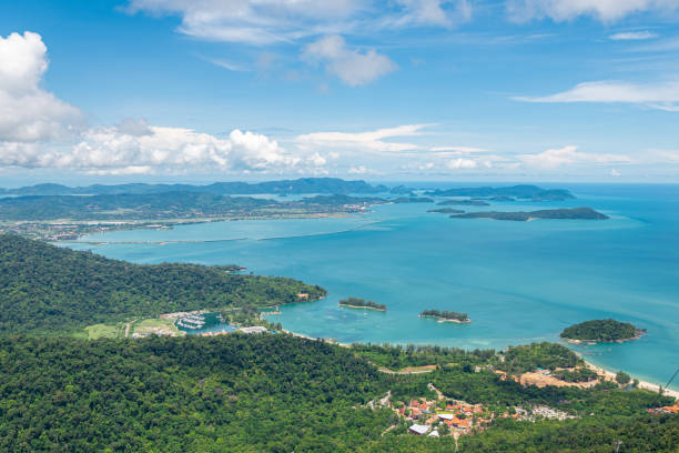 vue panoramique de l’île de langkawi depuis sky bridge, malaisie - tropical rainforest elevated walkway pulau langkawi malaysia photos et images de collection
