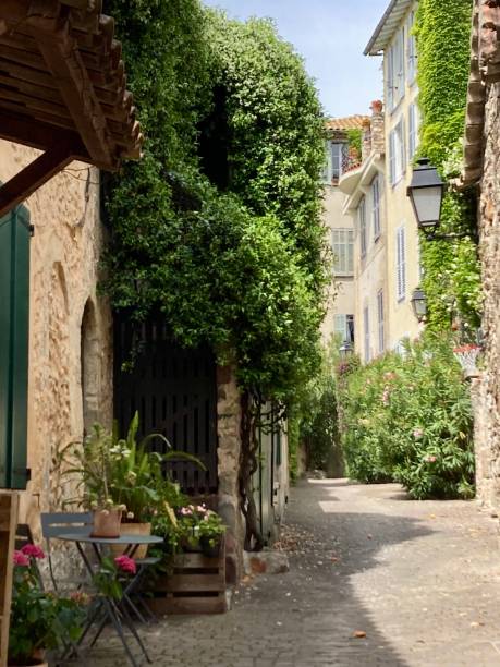 istock France - Alpes Maritimes- Biot village - 1495660336