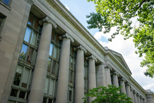 langdell hall - harvard law school - massachusetts boston harvard university sign stock-fotos und bilder