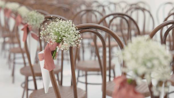 Decorate flowers in the wedding to create a beautiful atmosphere.