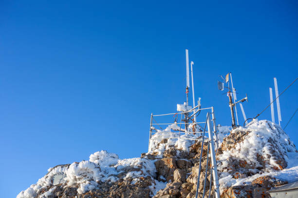 instruments de station météorologique avec fond ciel bleu - anemometer meteorology weather barometer photos et images de collection