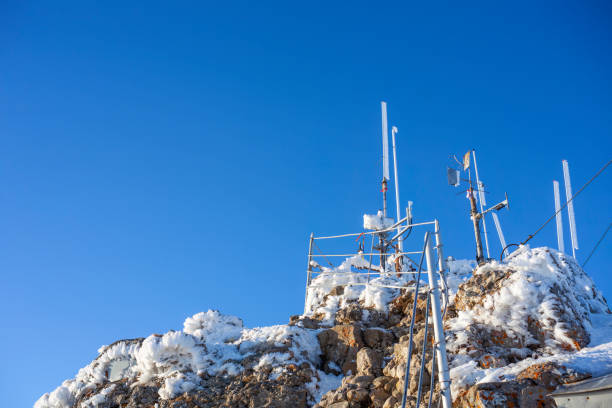 przyrządy stacji meteorologicznej z błękitnym tłem nieba - anemometer meteorology weather barometer zdjęcia i obrazy z banku zdjęć