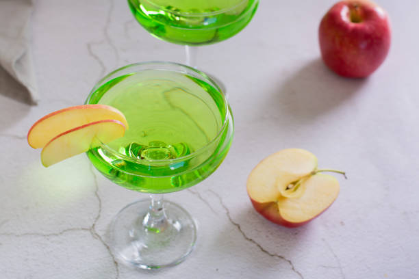 orzeźwiające jabłkowe martini z owocami w szklankach na stole - apple martini zdjęcia i obrazy z banku zdjęć