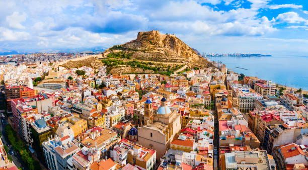 vista panorámica aérea del castillo de santa bárbara en alicante - castillo estructura de edificio fotografías e imágenes de stock