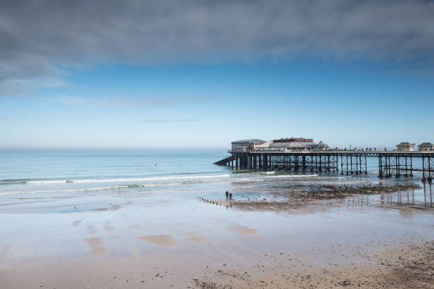 cromer pier and beach - east anglia imagens e fotografias de stock