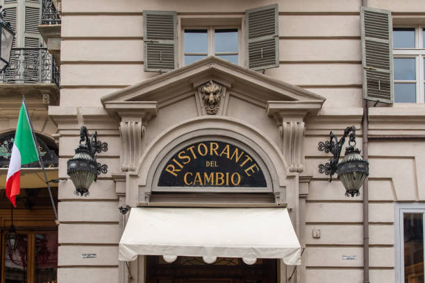внешний вид знаменитого ресторана «ristorante del cambio», основанного в 1757 году и часто посещаемого кавуром и джакомо казановой, который упоминает � - casanova стоковые фото и изображения