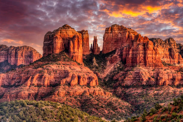 castle rock sky - usa scenics sedona photography imagens e fotografias de stock