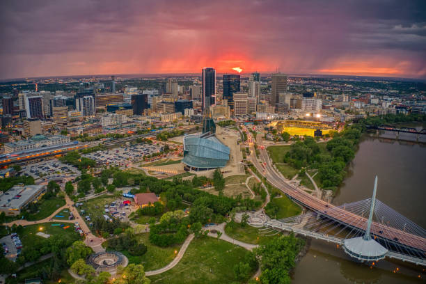 vista aérea de winnipeg, manitoba durante el verano - manitoba winnipeg winter bridge fotografías e imágenes de stock