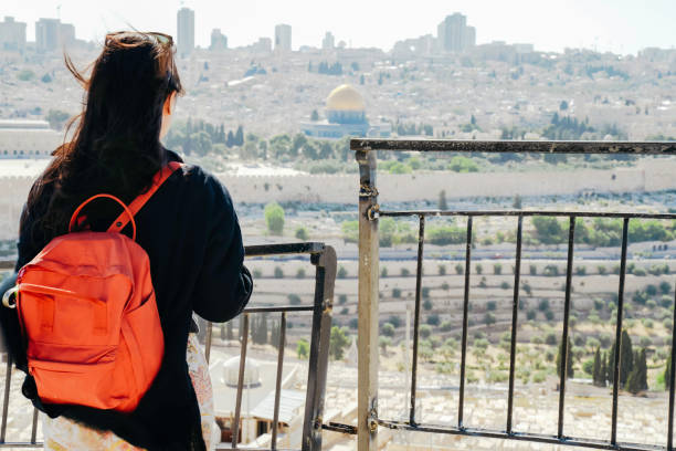 azjatka stojąca na starym mieście z kopułą na skale o zachodzie słońca z góry oliwnej - jerusalem old town dome of the rock city zdjęcia i obrazy z banku zdjęć