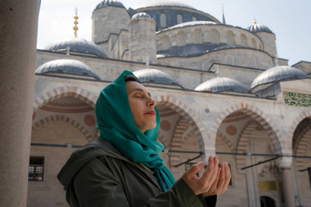 mulher que reza na mesquita - mosque europe part of day - fotografias e filmes do acervo