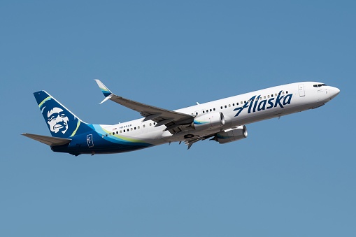 Phoenix, United States – October 02, 2022: Alaska Airlines 737-900ER N298AK departing Phoenix Sky Harbor Airport. This air frame is just under 4 years old