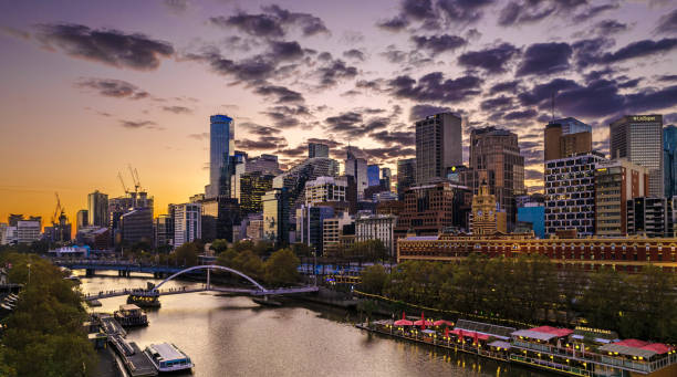 melbourne southbank cityscape hora dourada - australia office building melbourne skyline - fotografias e filmes do acervo