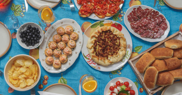 ein typisch italienischer aperitif - mozzarella tomato sandwich picnic stock-fotos und bilder