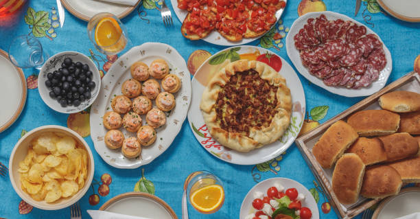 a typical italian aperitif - mozzarella tomato sandwich picnic imagens e fotografias de stock