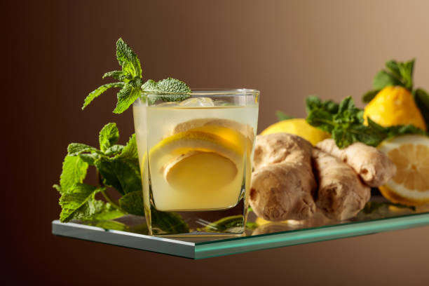 cocktail di birra ginger ale con limone e menta in un bicchiere ghiacciato. - ginger tea root hot drink foto e immagini stock