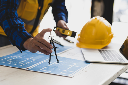 Foto De Arquiteto Projetista Trabalhando Desenhando Esbo os Plantas E foto-de-arquiteto-projetista-trabalhando-desenhando-esbo-os-plantas-e