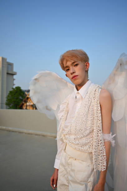 portrait avec un adolescent asiatique élégant portant un costume d’ailes d’ange. - coupe en dégradé photos et images de collection