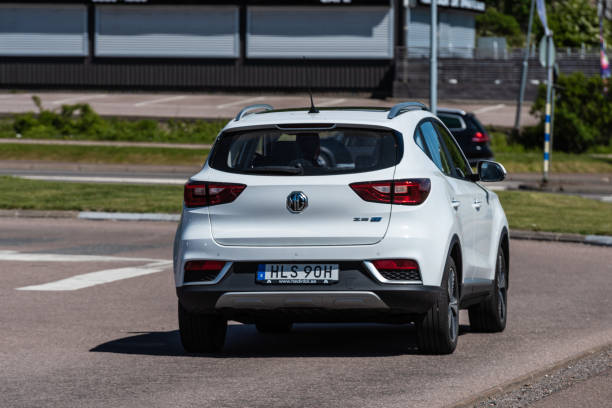 道路を運転するホワイト2020mgzsev電気自動車。 - car hybrid vehicle isolated new ストックフォトと画像